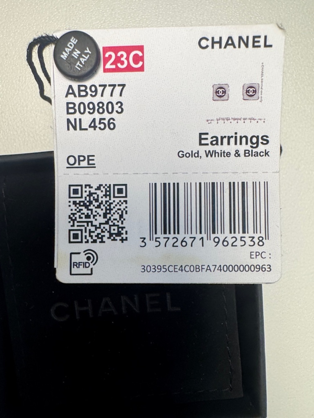 CHANEL Gold-Tone Black & White CC Square EARRINGS- 100% AUTHENTIC - Picture 5 of 6